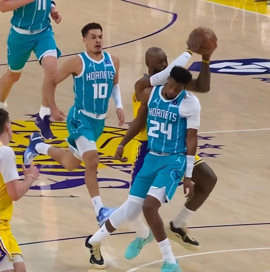 英超赛事高清-詹皇肘击对手后脑，裁判却吹对方犯规！黄蜂挑战失败，全队看呆了